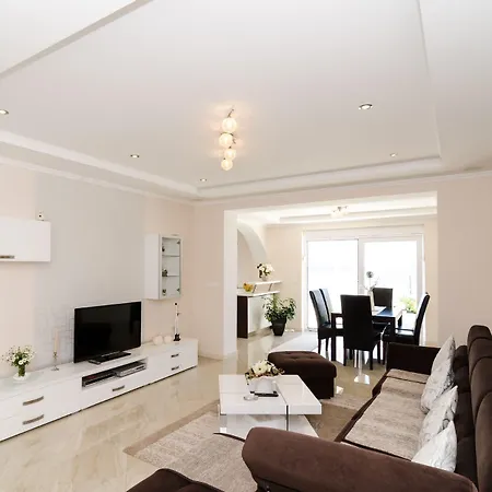 Sandito 3* مْليني