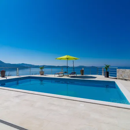 Sandito 3* مْليني